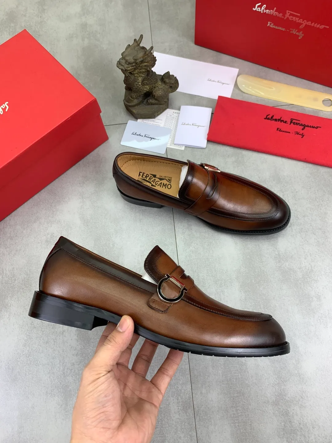Men's Men's Shoes 💰P562💰[New Style] Water-dyed Niuli 🆘[Salvatore Ferragamo] Ferragamo's latest casual business leather shoes for men! Listed simultaneously! The fabric is made of specially imported original pebbled calfskin, and the lining is made of imported water-dyed cowhide. It is absolutely luxurious and leads the fashion trend. Matching code: 38-44 (45 and 46 can be customized) Black, brown and burgundy colors available